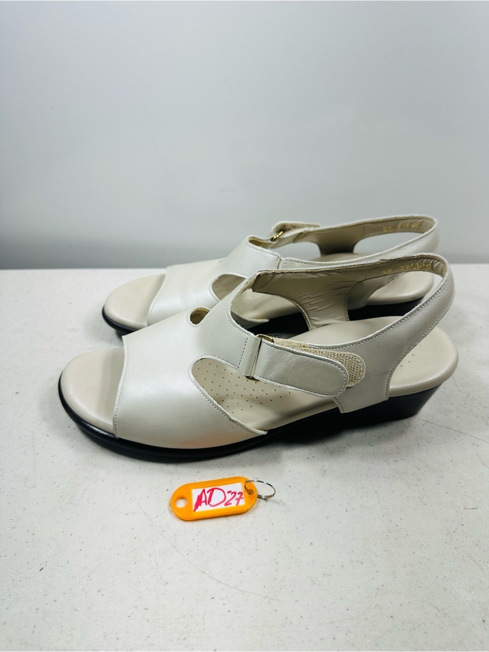 SAS Suntimer Pearl Bone Leather Sandals Women 8W  Slingback Comfort Tripad USA